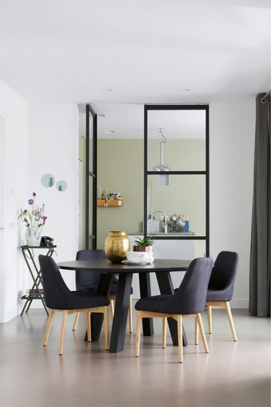 svart spisebord, Rhonda spisebord, spisebord i heltre eik, eikebord, rundt bord, rundt spisebord, WOOOD, De Ekhoorn