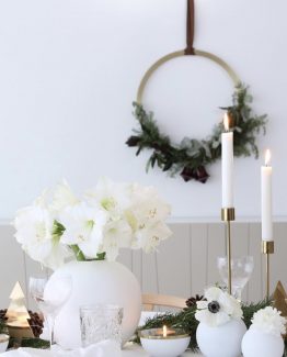 Vase ball wreath brass, cooee design